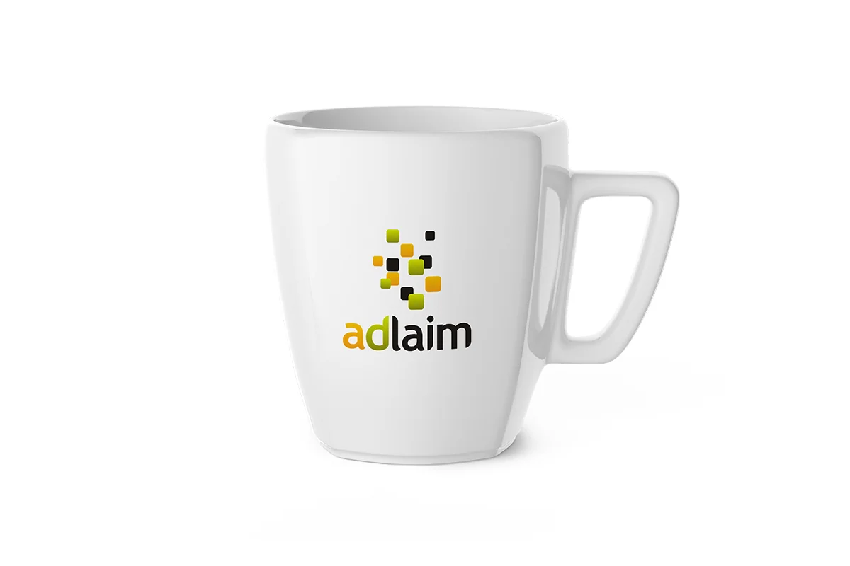 Белая кружка с логотипом Adlaim