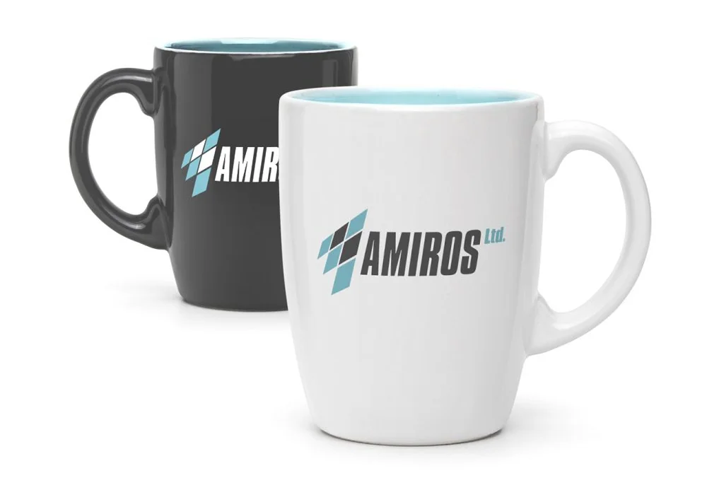 Графитовая и белая кружки Amiros с логотипом