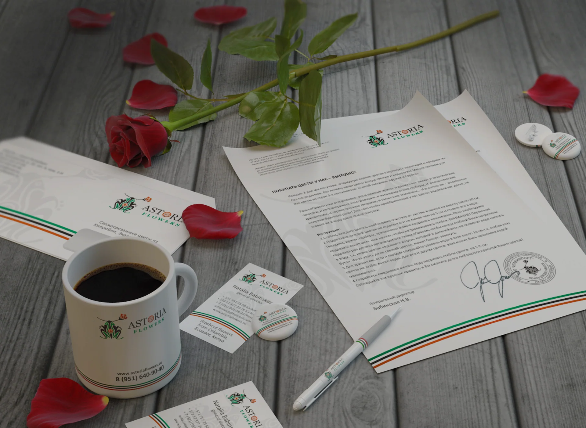 Бланк, визитки и кружка Astoria Flowers на столе с розой