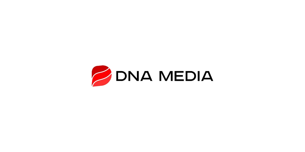 Логотип DNA Media: красный знак из изогнутых лент и название