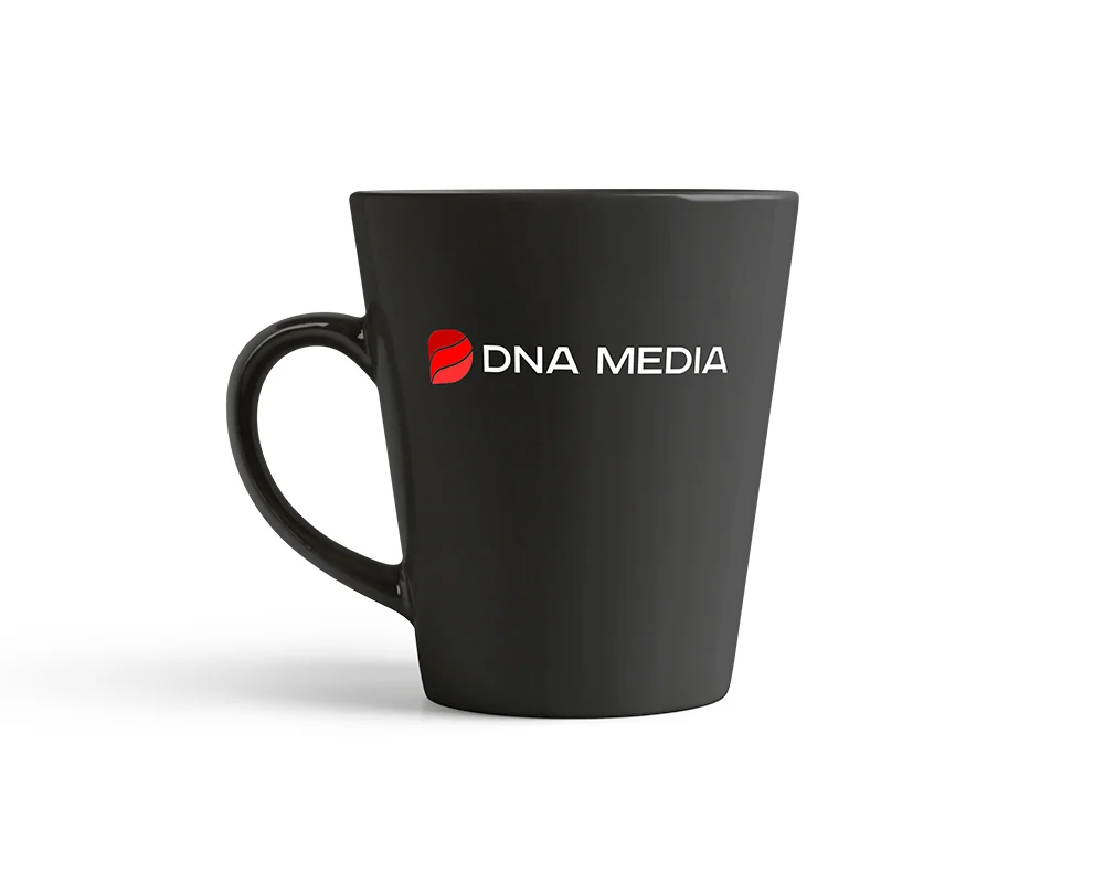 Чёрная кружка с логотипом DNA Media