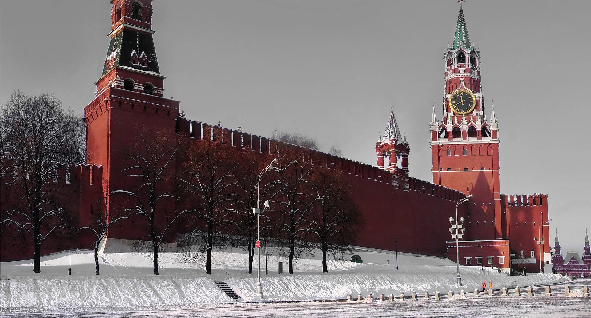 Кремлёвская стена и Спасская башня зимой