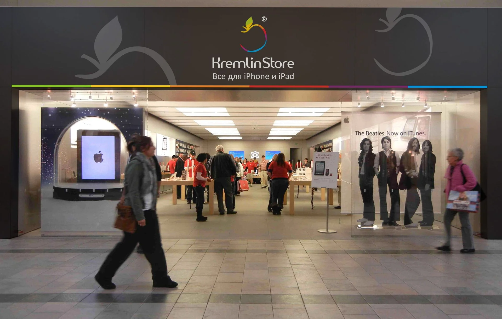Фасад магазина KremlinStore с вывеской «Всё для iPhone и iPad»