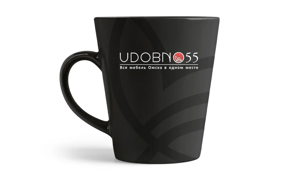 Чёрная кружка UDOBNO55 с логотипом и узором