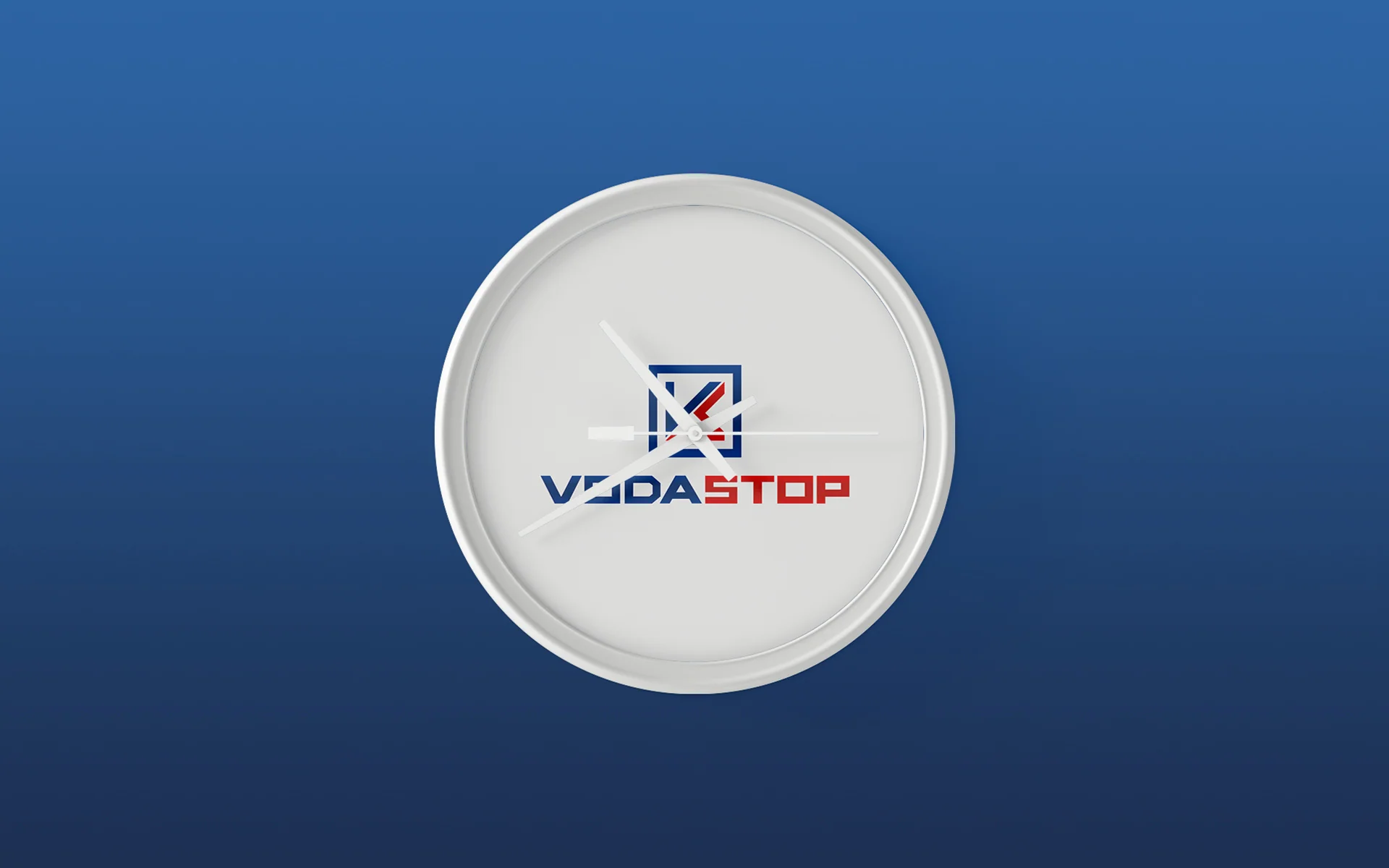 Настенные часы с логотипом VODASTOP на синем фоне