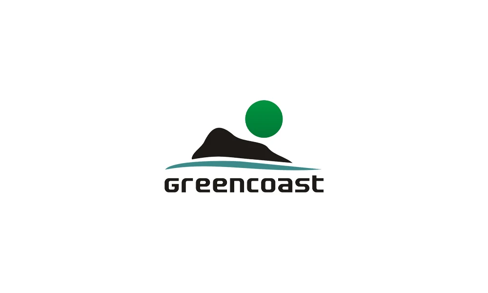 Логотип Greencoast: тёмный холм над бирюзовой волной, зелёное солнце и название