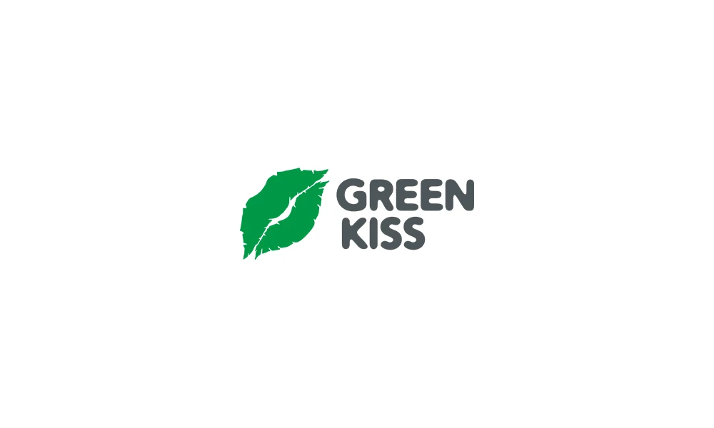 Логотип Greenkiss: зелёные губы в форме листа и надпись в две строки