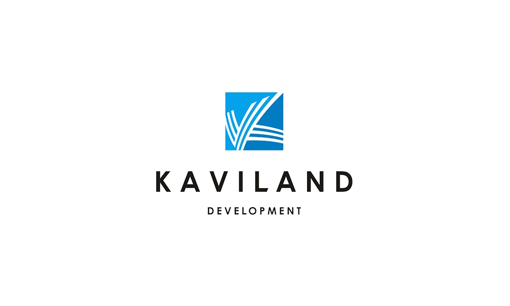 Логотип Kaviland: синий квадрат с белыми линиями и надпись KAVILAND DEVELOPMENT