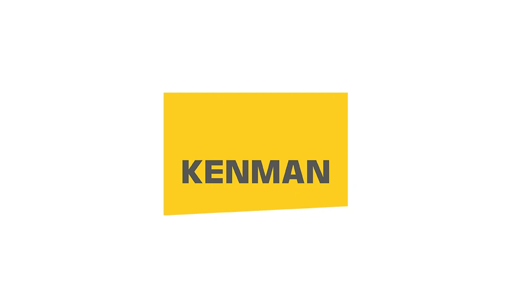 Логотип KENMAN: жёлтая скошенная плашка с графитовой надписью