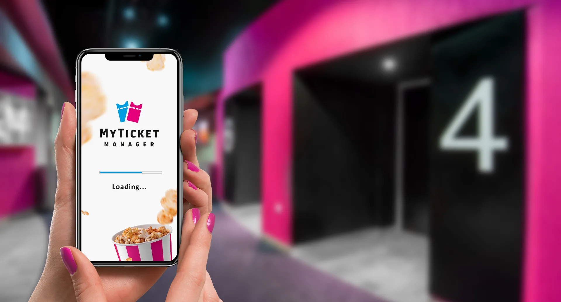 Приложение MyTicket Manager на смартфоне в фойе кинотеатра