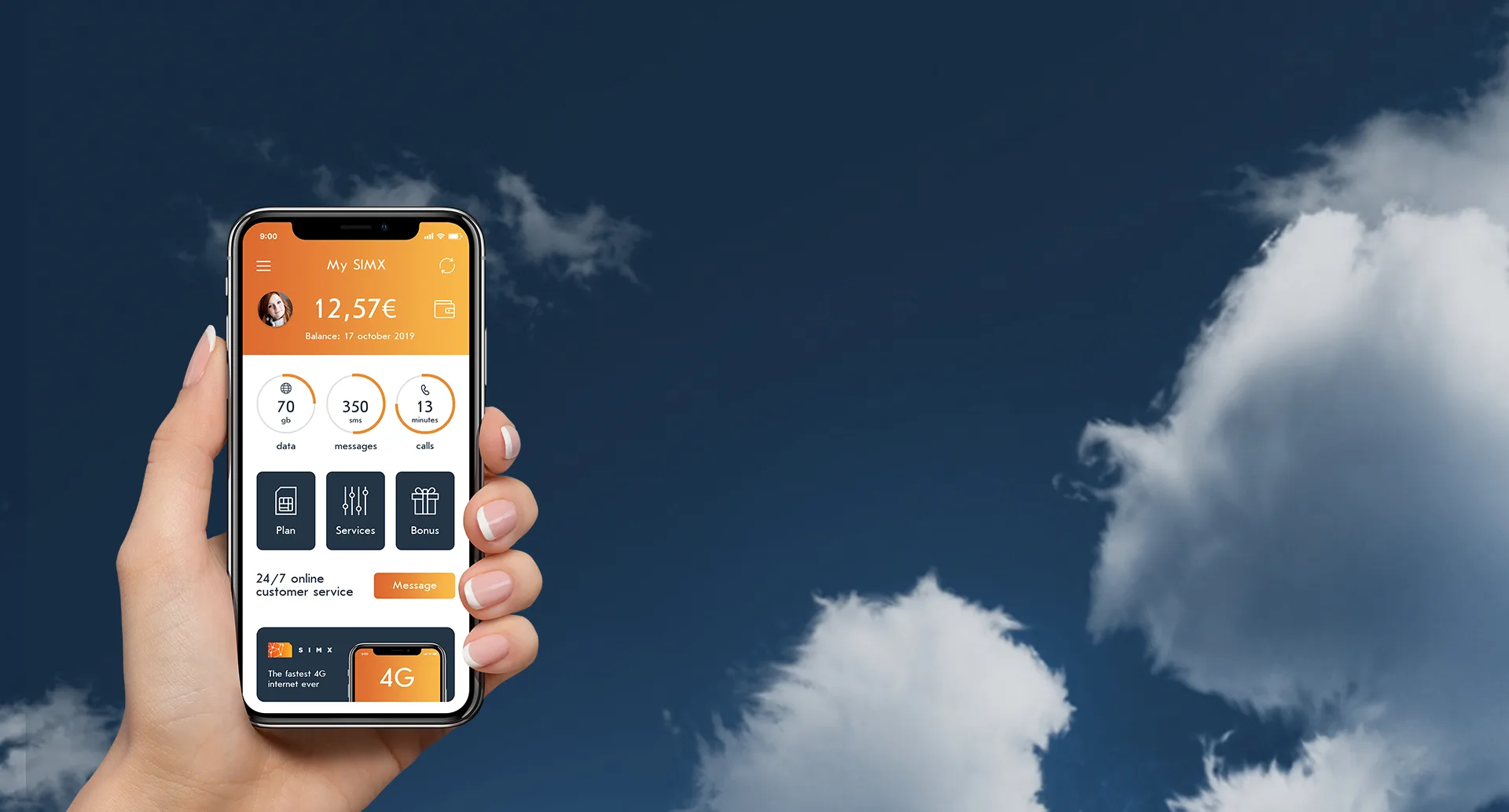 Приложение SIMX на смартфоне на фоне неба