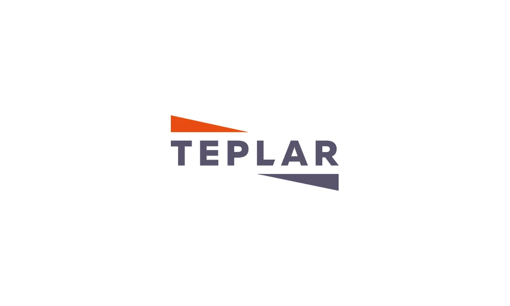 Логотип Teplar: надпись между оранжево-красным и сливовым клиньями