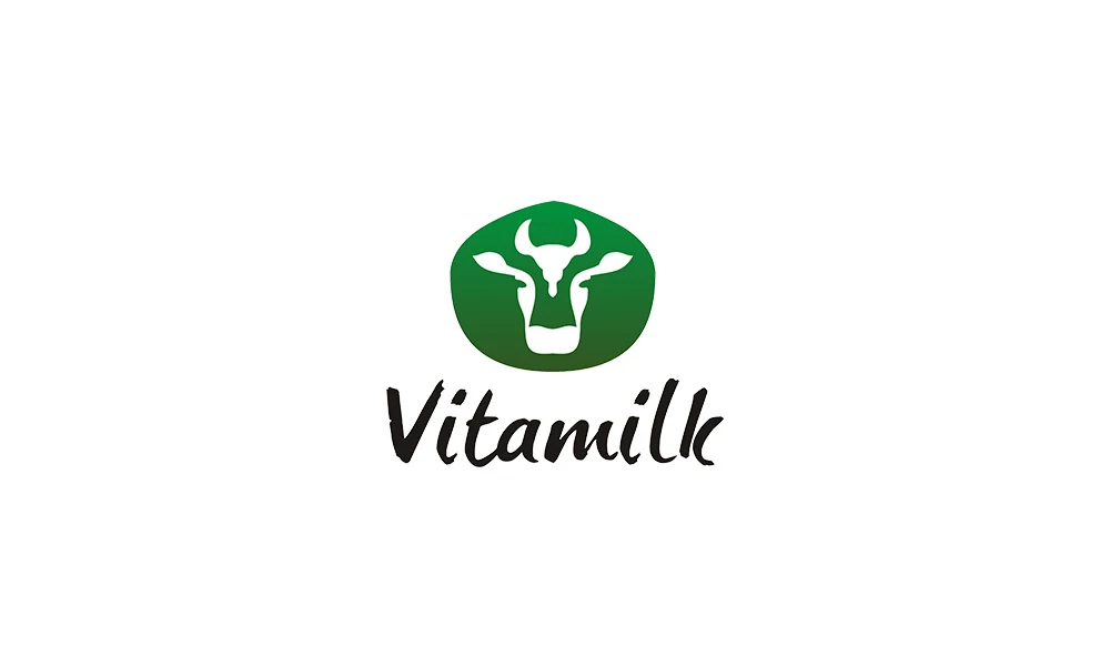 Логотип Vitamilk: белая голова коровы в зелёном круге и рукописное название