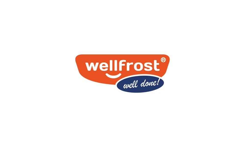 Логотип Wellfrost: оранжевая плашка с названием и улыбкой и синий бейдж well done!