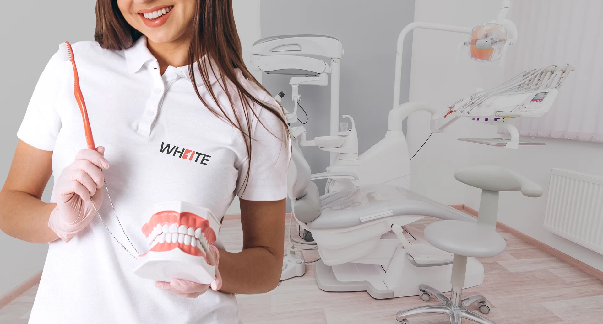 Зубной техник в поло White с моделью челюсти в кабинете